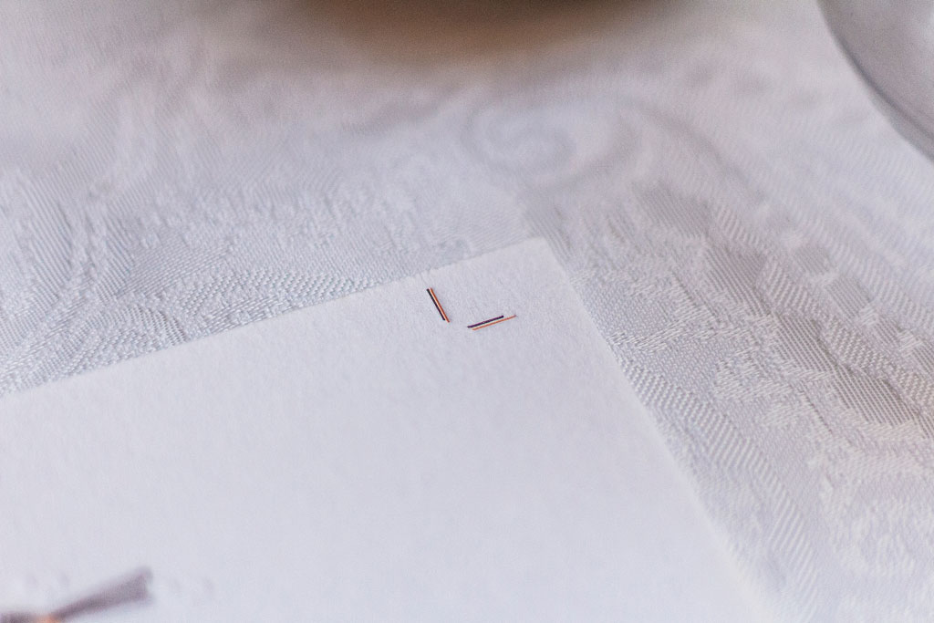 Letterpress névjegy egy szín fekete nyomtatással, két rétegben kasírozott cotton papírból, a hátoldalon fekete karton réteggel