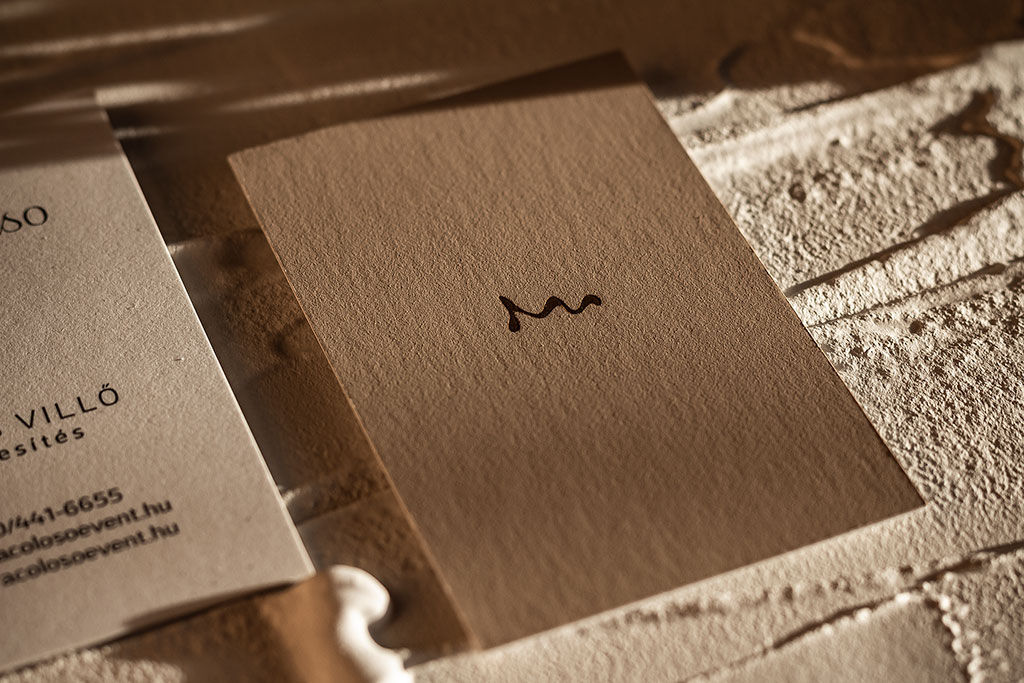 Arany logós névjegykártya két rétegben kasírozva, különleges tapintású prémium kartonokból fekete nyomtatással és fóliaprégeléssel