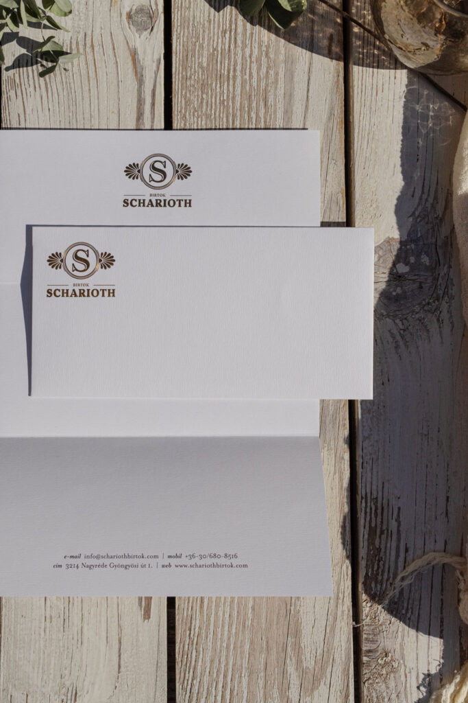 Exkluzív levelező-szett dombor-arany nyomással egyedi megrendelésre struktúrált felületű kreatív papírból, kézzel készítve