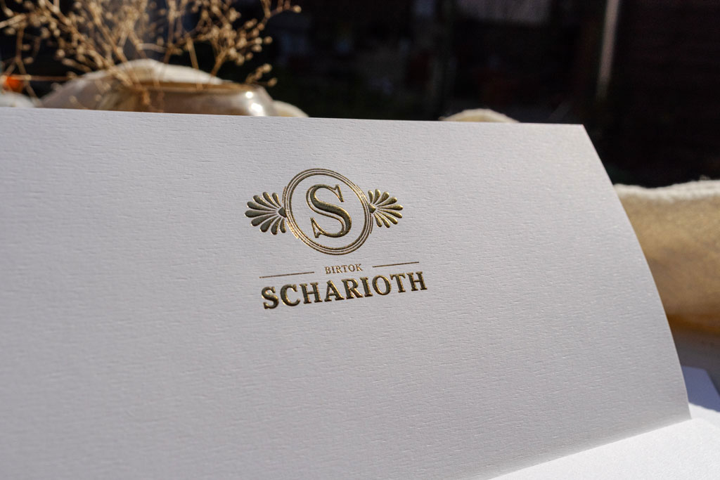 Exkluzív levelező-szett dombor-arany nyomással egyedi megrendelésre struktúrált felületű kreatív papírból, kézzel készítve