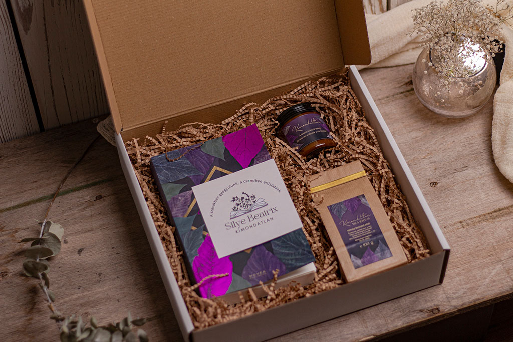 A Kimondatlan regény teljes körű könyvtervezése: szöveggondozás, profi tördelés és egyedi borítótervezés látványos lila-pink fóliaprégeléssel.