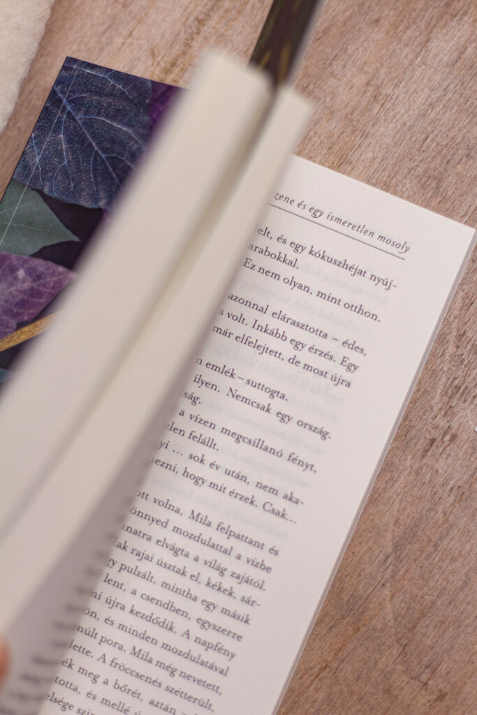 A Kimondatlan regény teljes körű könyvtervezése: szöveggondozás, profi tördelés és egyedi borítótervezés látványos lila-pink fóliaprégeléssel.