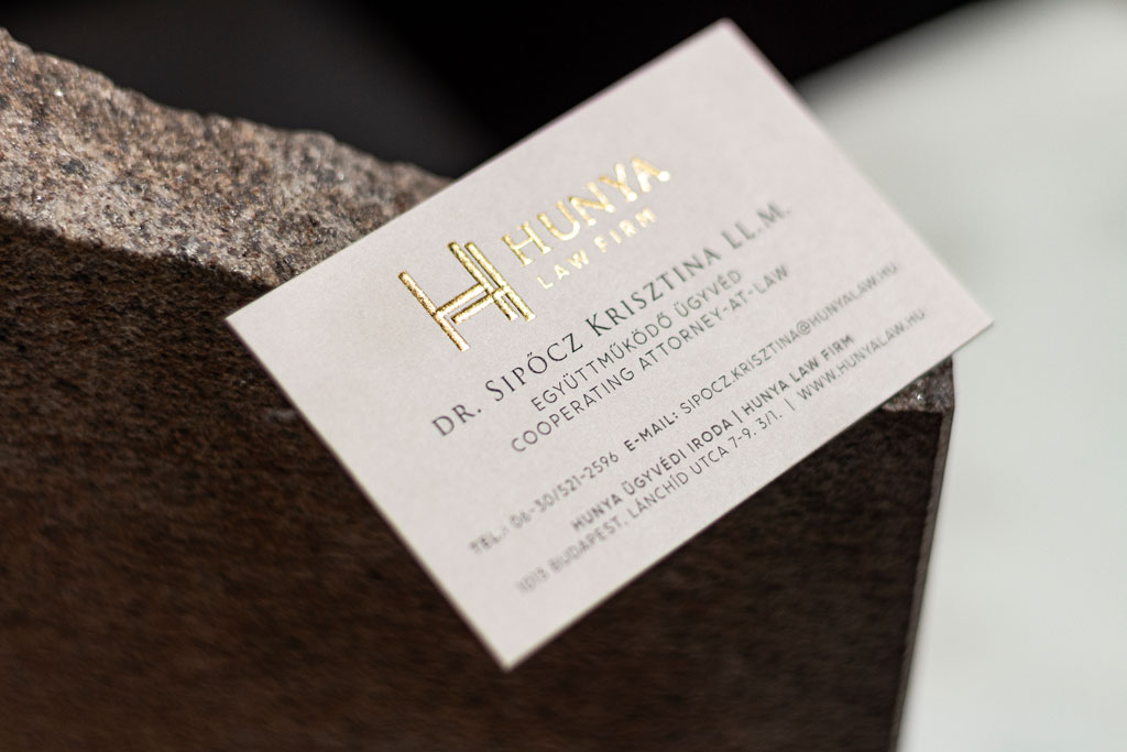 Dombor arany nyomásos névjegy prémium papírokból készítve, két rétegben kasírozva, prégelt mappával és füzettel egyedi megrendelésre