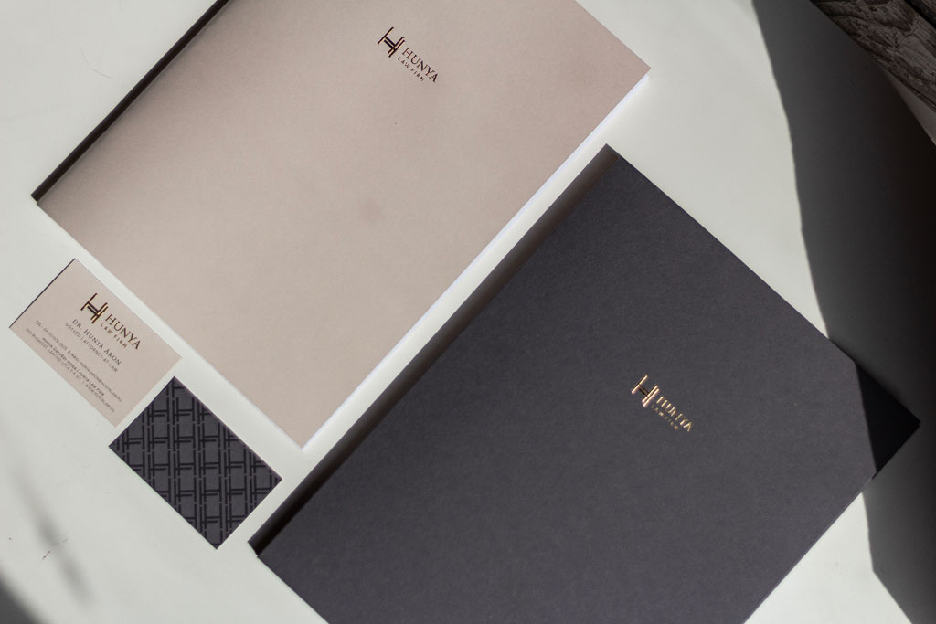 Dombor arany nyomásos névjegy prémium papírokból készítve, két rétegben kasírozva, prégelt mappával és füzettel egyedi megrendelésre