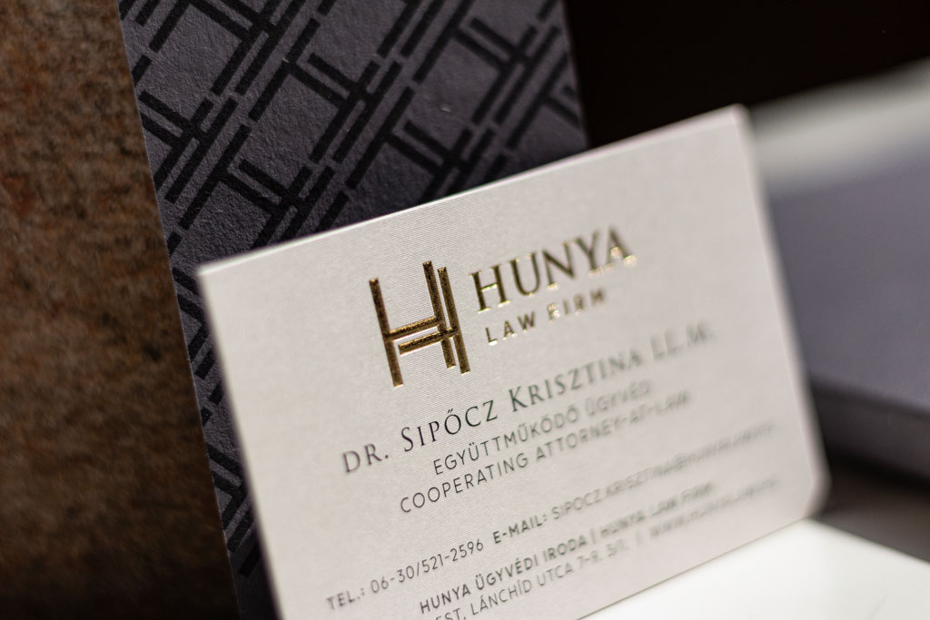 Dombor arany nyomásos névjegy prémium papírokból készítve, két rétegben kasírozva, prégelt mappával és füzettel egyedi megrendelésre