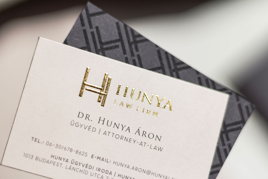 Dombor arany nyomásos névjegy prémium papírokból készítve, két rétegben kasírozva, prégelt mappával és füzettel egyedi megrendelésre