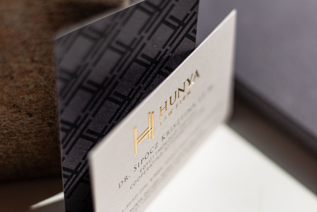 Dombor arany nyomásos névjegy prémium papírokból készítve, két rétegben kasírozva, prégelt mappával és füzettel egyedi megrendelésre