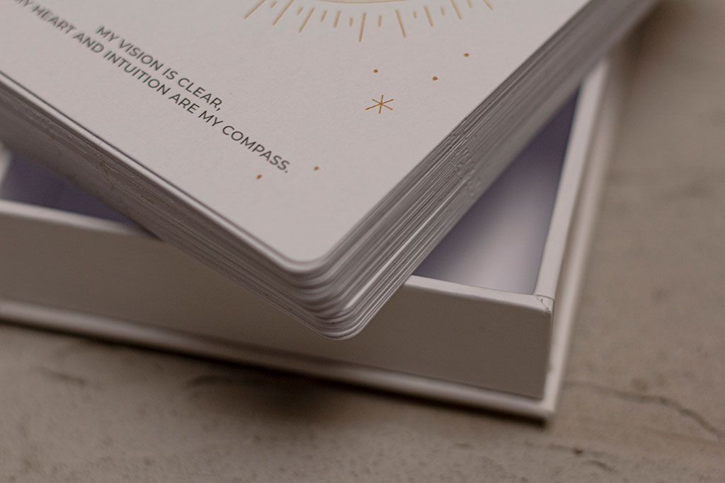 Mágneszáras díszdobozos kártya szett arany fóliaprégeléssel egyedi paraméterek alapján, kis példányszámban, kézi könyvkötő technológiákkal készítve