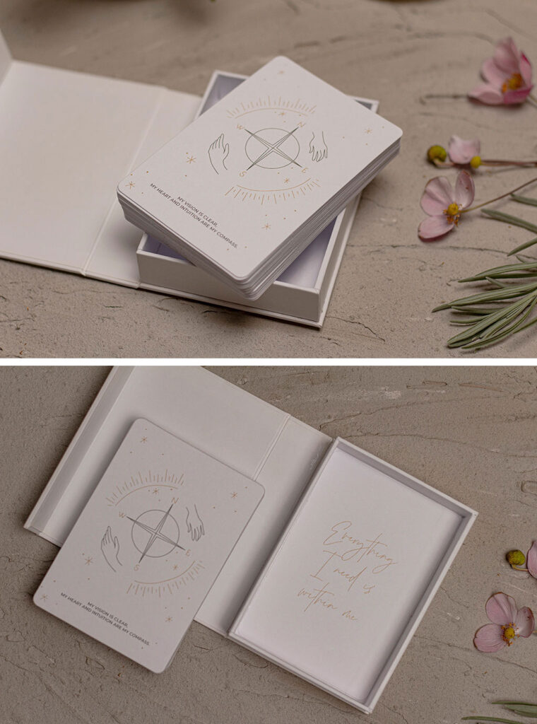 Mágneszáras díszdobozos kártya szett arany fóliaprégeléssel egyedi paraméterek alapján, kis példányszámban, kézi könyvkötő technológiákkal készítve