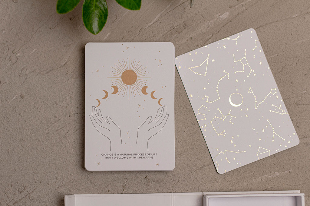 Mágneszáras díszdobozos kártya szett arany fóliaprégeléssel egyedi paraméterek alapján, kis példányszámban, kézi könyvkötő technológiákkal készítve