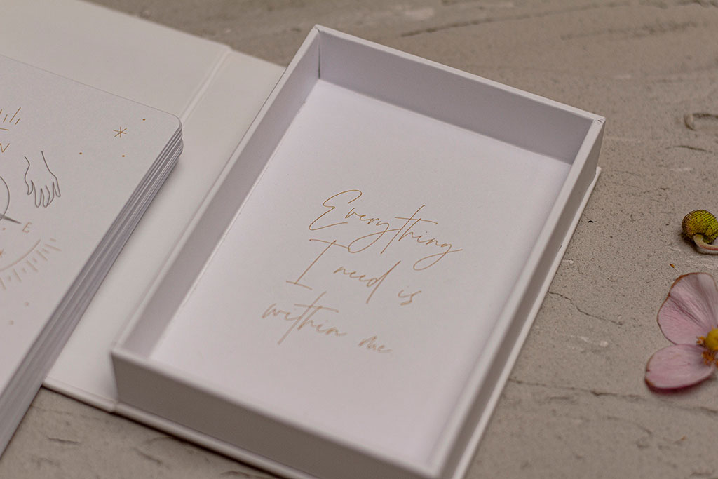 Egyedi megrendelésre készített díszdobozos kártya szett mágneses záródású dobozban, matt fóliázott és aranyprégelt borítóval