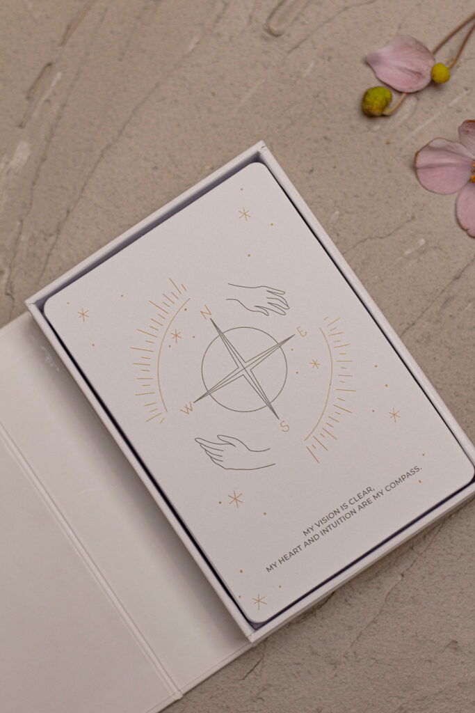 Mágneszáras díszdobozos kártya szett arany fóliaprégeléssel egyedi paraméterek alapján, kis példányszámban, kézi könyvkötő technológiákkal készítve