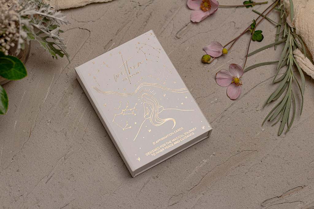 Egyedi megrendelésre készített díszdobozos kártya szett mágneses záródású dobozban, matt fóliázott és aranyprégelt borítóval