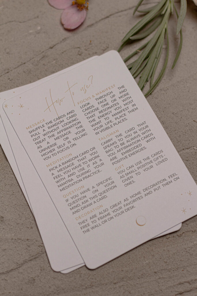 Mágneszáras díszdobozos kártya szett arany fóliaprégeléssel egyedi paraméterek alapján, kis példányszámban, kézi könyvkötő technológiákkal készítve