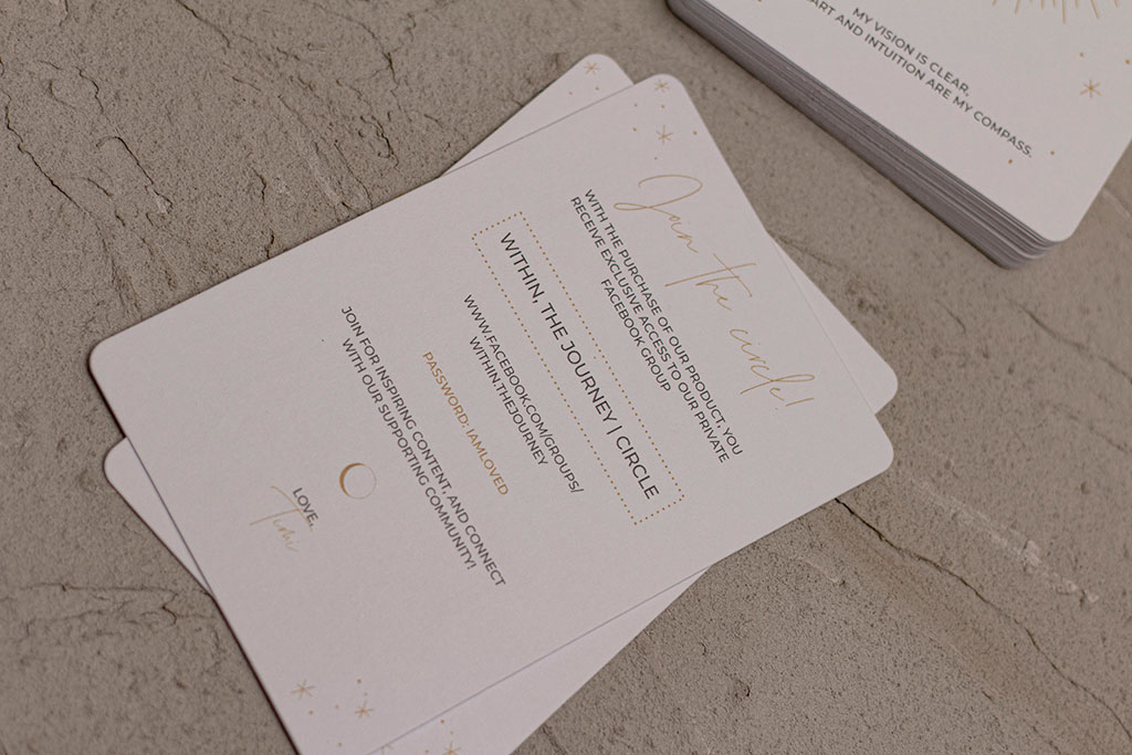 Egyedi megrendelésre készített díszdobozos kártya szett mágneses záródású dobozban, matt fóliázott és aranyprégelt borítóval