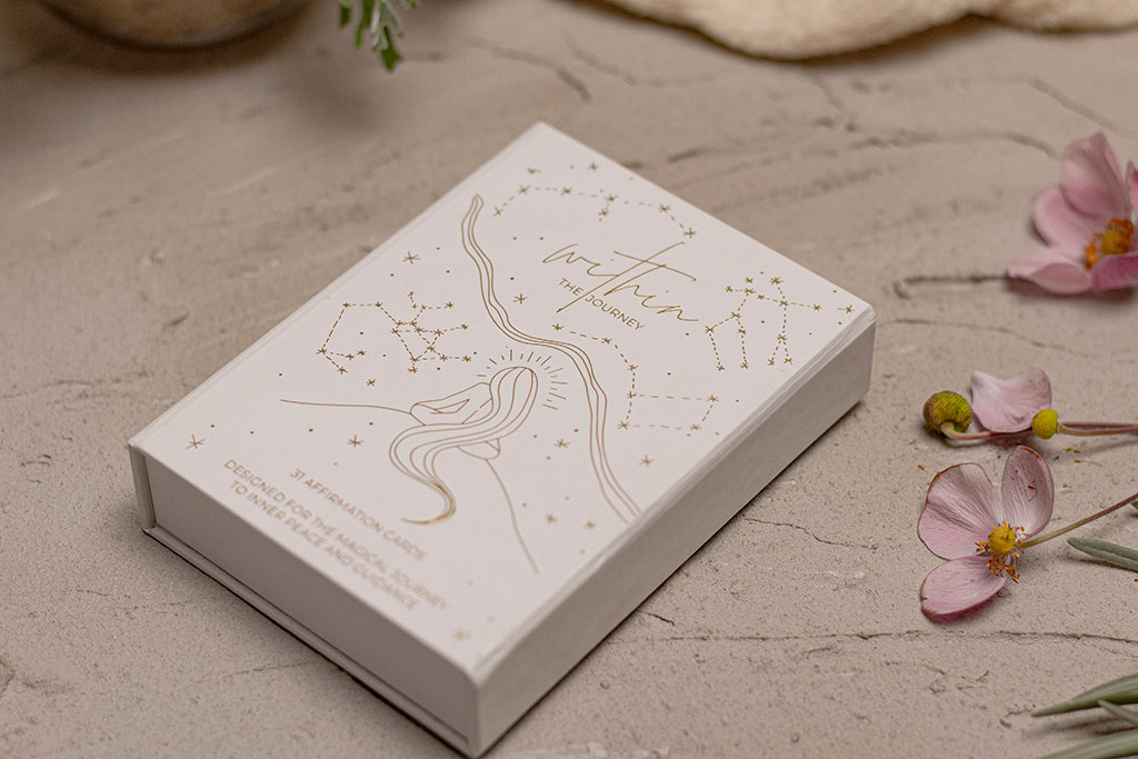 Egyedi megrendelésre készített díszdobozos kártya szett mágneses záródású dobozban, matt fóliázott és aranyprégelt borítóval