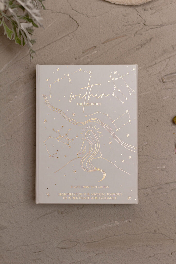 Mágneszáras díszdobozos kártya szett arany fóliaprégeléssel egyedi paraméterek alapján, kis példányszámban, kézi könyvkötő technológiákkal készítve