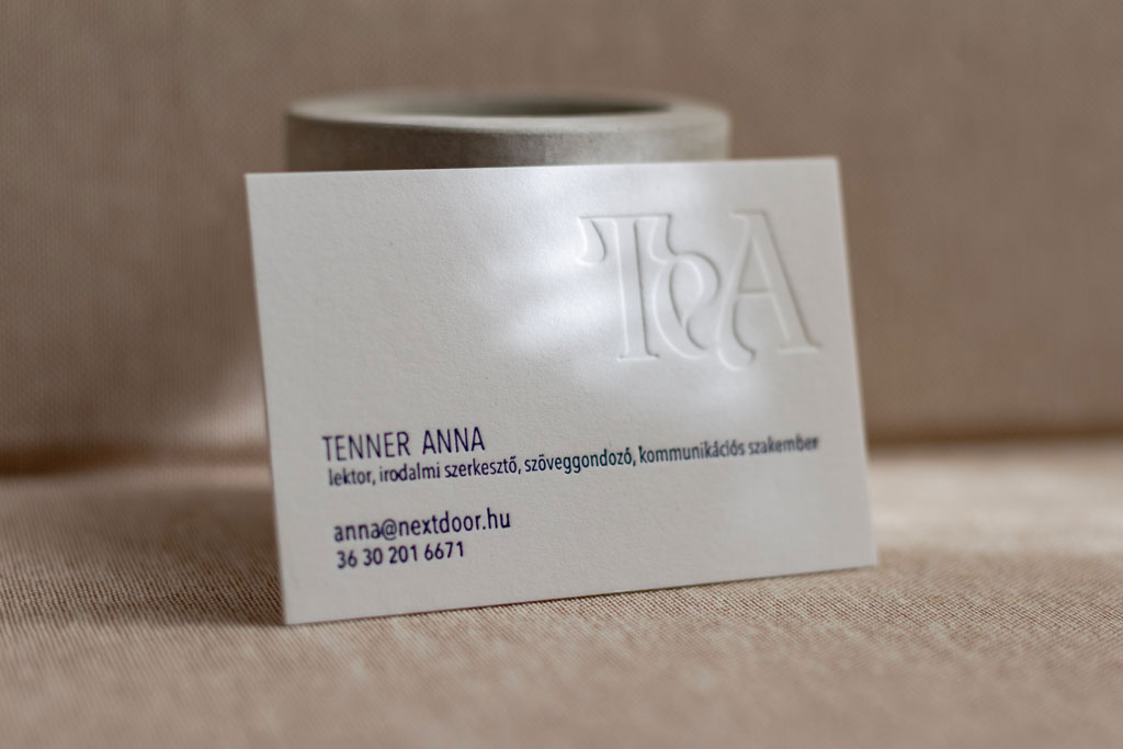 Prémium minőségű, extra vastagságú, 100% gyapot alapanyagból készített monogramos vaknyomással készített névjegykártya prégelt szöveggel