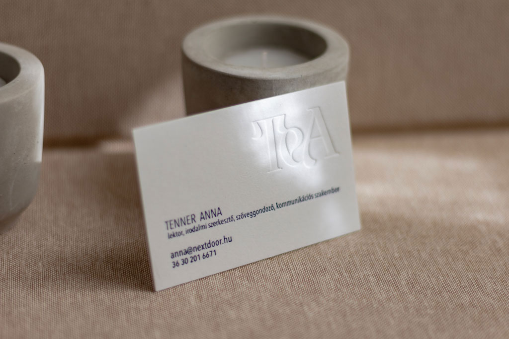 Extra vastag prégelt névjegy monogramos vaknyomással és sötétkék színű matt fólianyomással prémium minőségű 100% gyapot alapanyagra készítve