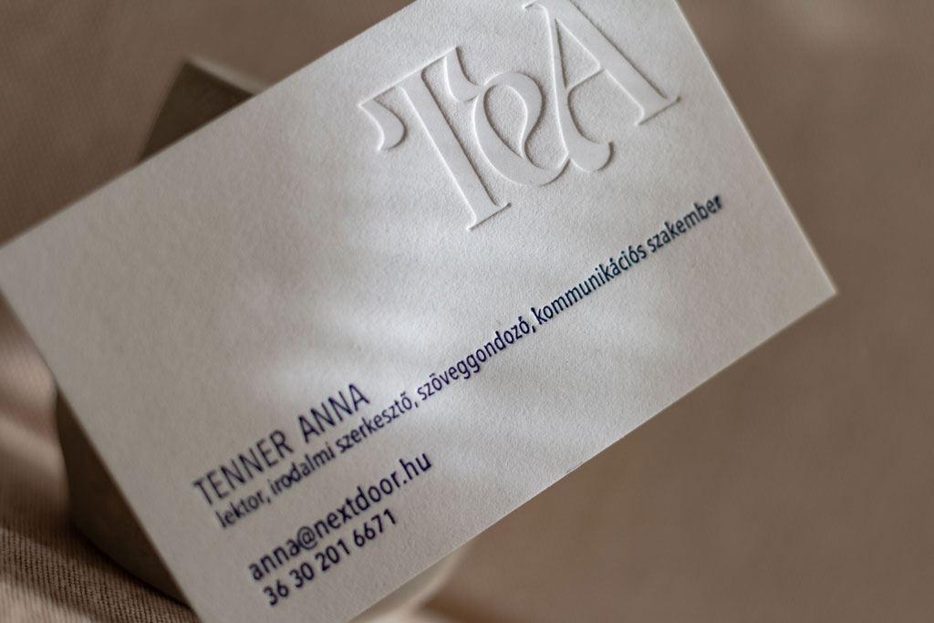 Prémium minőségű, extra vastagságú, 100% gyapot alapanyagból készített monogramos vaknyomással készített névjegykártya prégelt szöveggel