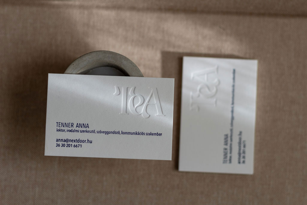 Extra vastag prégelt névjegy monogramos vaknyomással és sötétkék színű matt fólianyomással prémium minőségű 100% gyapot alapanyagra készítve