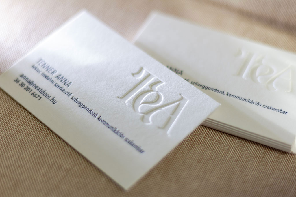 Extra vastag prégelt névjegy monogramos vaknyomással és sötétkék színű matt fólianyomással prémium minőségű 100% gyapot alapanyagra készítve