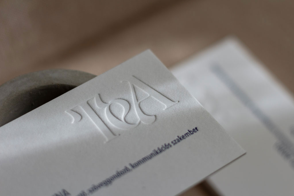 Prémium minőségű, extra vastagságú, 100% gyapot alapanyagból készített monogramos vaknyomással készített névjegykártya prégelt szöveggel