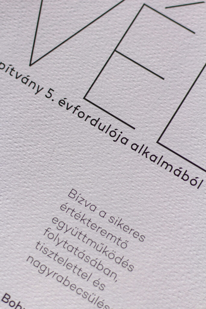 Modern tipós oklevél letisztult tipográfiai kompozícióval, textúrált felületű prémium papírra nyomtatva, névreszóló egyedi változatokban