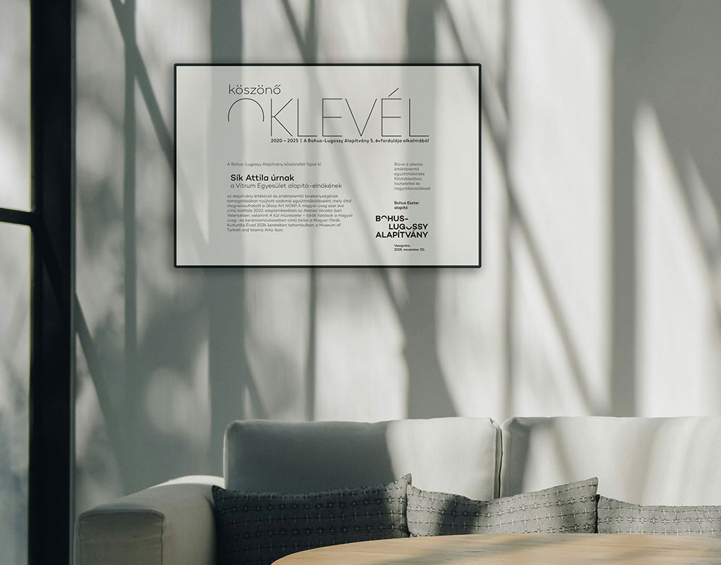 Modern tipós oklevél letisztult tipográfiai kompozícióval, textúrált felületű prémium papírra nyomtatva, névreszóló egyedi változatokban