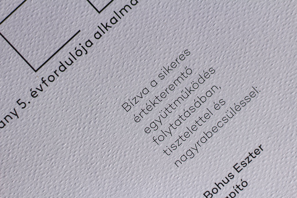 Modern tipós oklevél letisztult tipográfiai kompozícióval, textúrált felületű prémium papírra nyomtatva, névreszóló egyedi változatokban