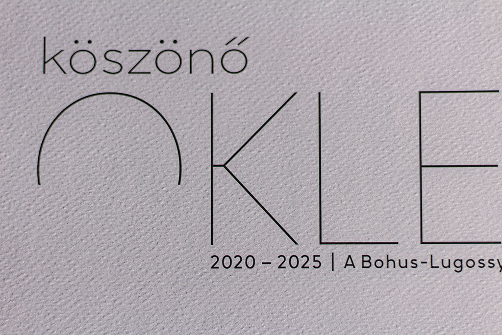 Modern tipós oklevél letisztult tipográfiai kompozícióval, textúrált felületű prémium papírra nyomtatva, névreszóló egyedi változatokban