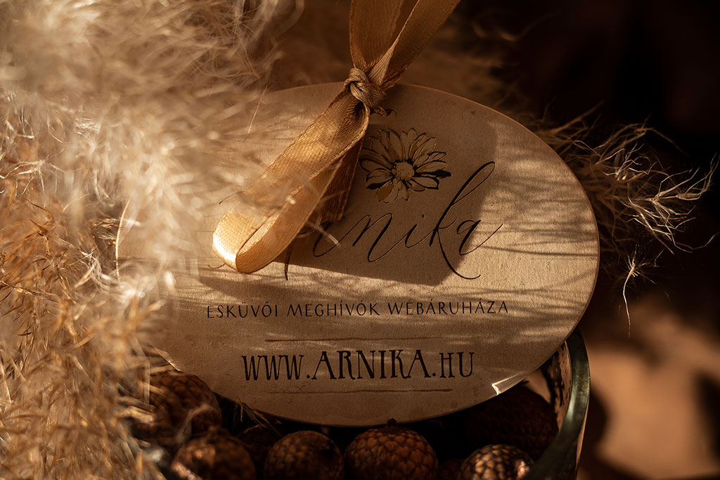 Aranyozott reklámkártya három rétegben kasírozott gyöngyházfényű alapanyagra, középen színes réteggel, ovális formára vágva