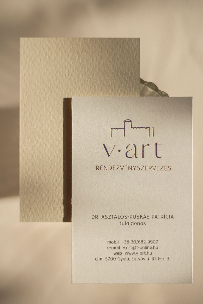 Szivárvány fóliás névjegykártya két rétegben kasírozva, egy porcelán simaságú és egy kalapácsolt felületű halvány krém papírból
